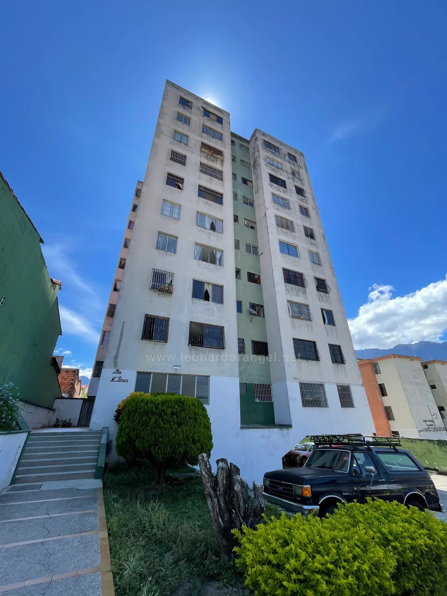 Fachada del edificio Residencias El Pinar, en La Pedregosa Sur, Mérida