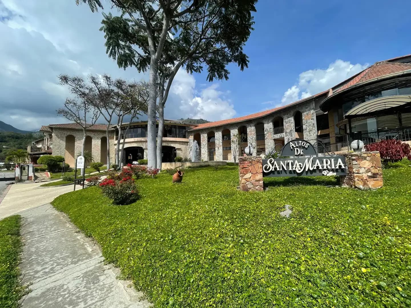 Casa A Estrenar En Venta En Altos De Santa María, Mérida | 4 Habitaciones, Ático Y Estacionamiento Para 4 Vehículos