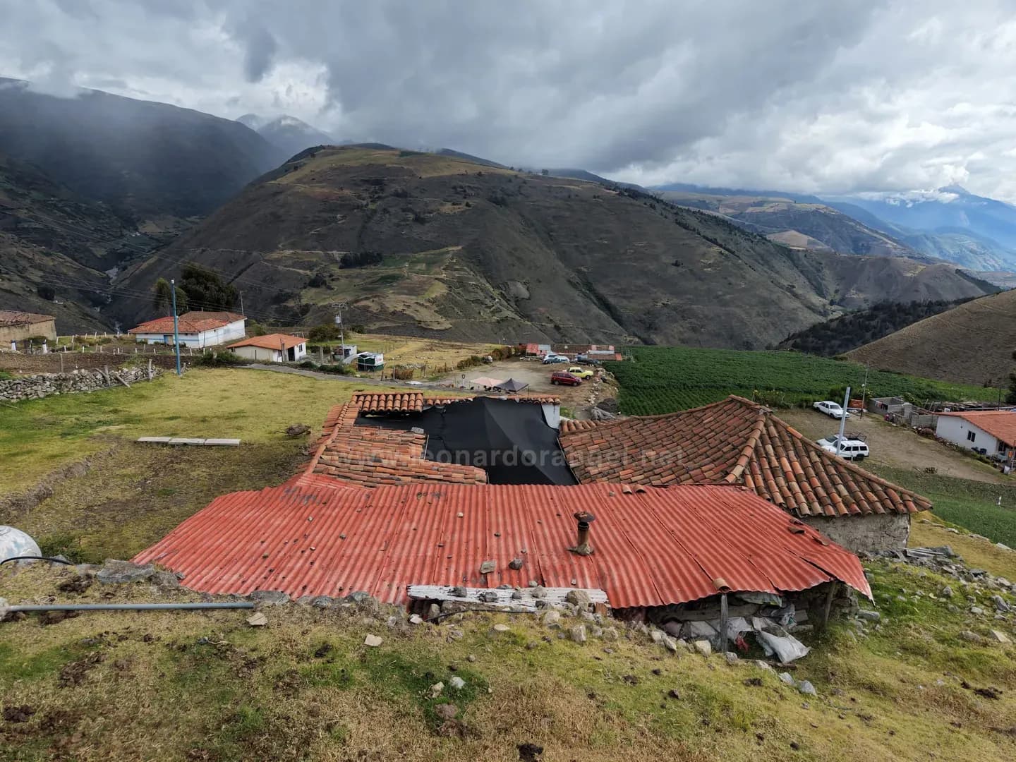 Casa colonial con techo de teja frente al valle de La Musui, Mucuchíes, Mérida