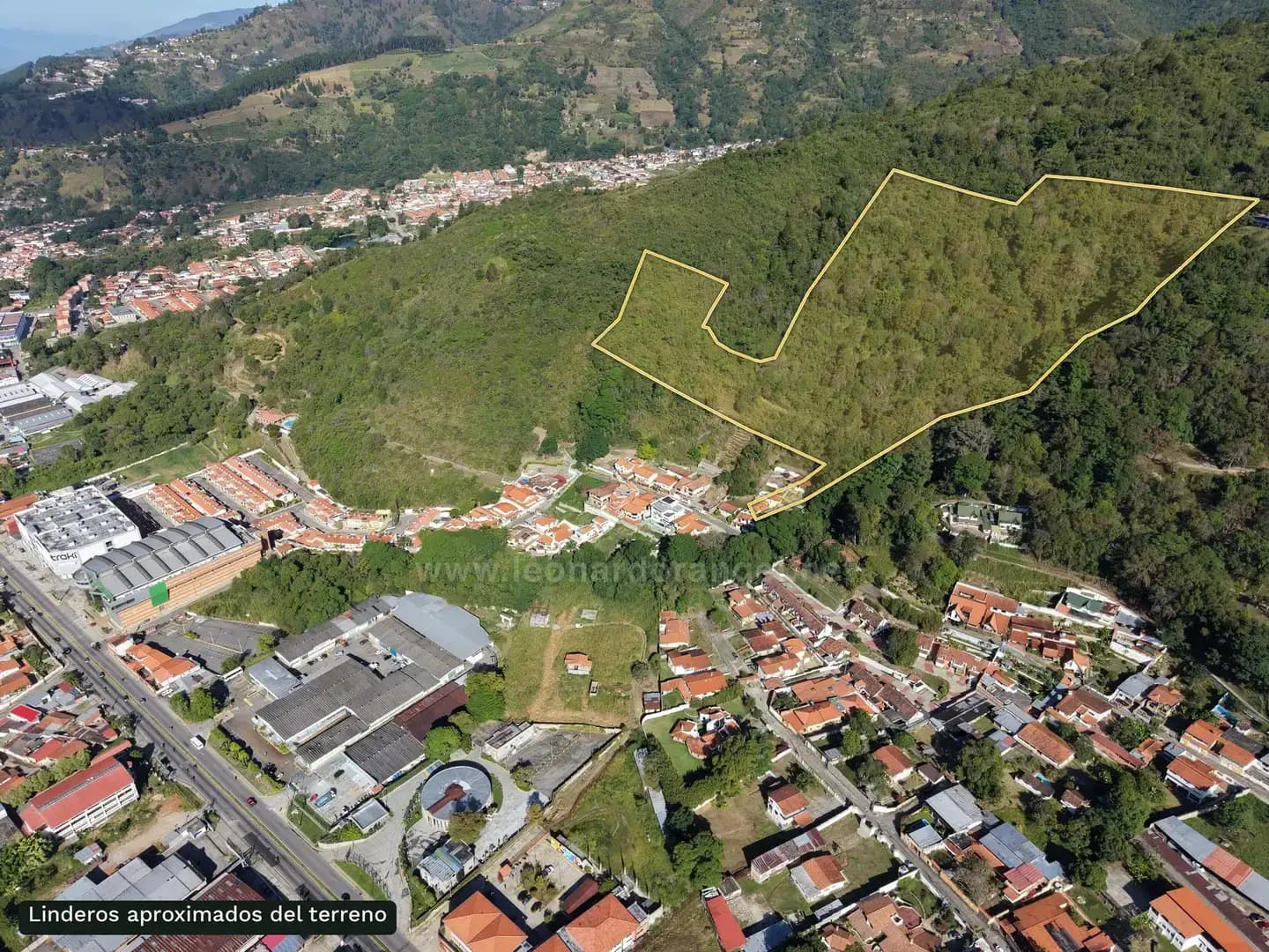 Linderos aproximados del terreno de 4,76 hectáreas sobre la vista aérea